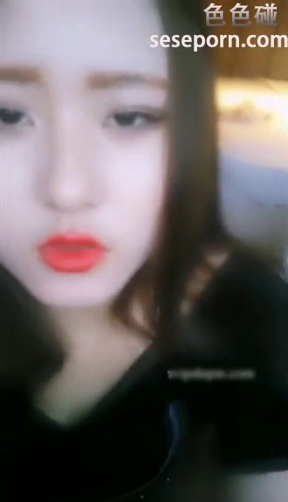 重磅福利-小鲜肉男主播酒店直播时网友要求他当着老婆面操双胞胎小姨子,为了刷礼物和老婆一起把小姨子操了!