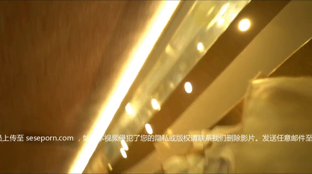 商城偷窥短套裙美白领少妇,透过风骚连裤袜能清晰看到乌黑的阴毛