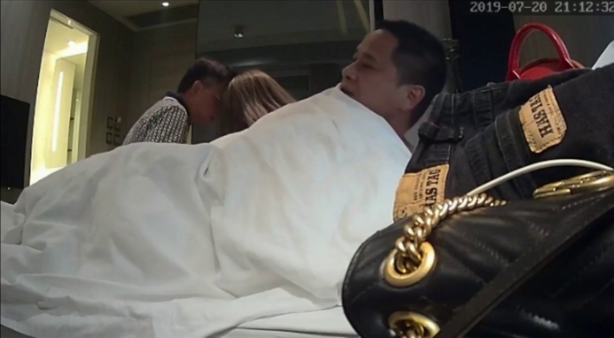 七月流出宾馆私享台两个大叔嫖妓叫来两个小姐分别玩，搞完数票子