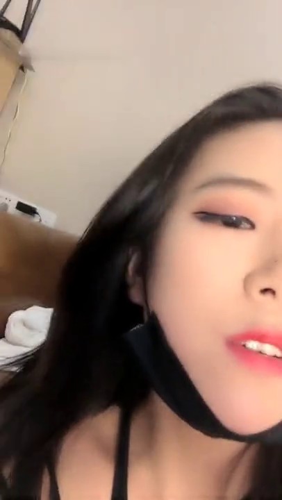 高颜值妹子情趣网衣露屁股道具自慰 口交道具JJ吸在桌子上骑坐抽插性感诱人 很是诱惑喜欢不要错过