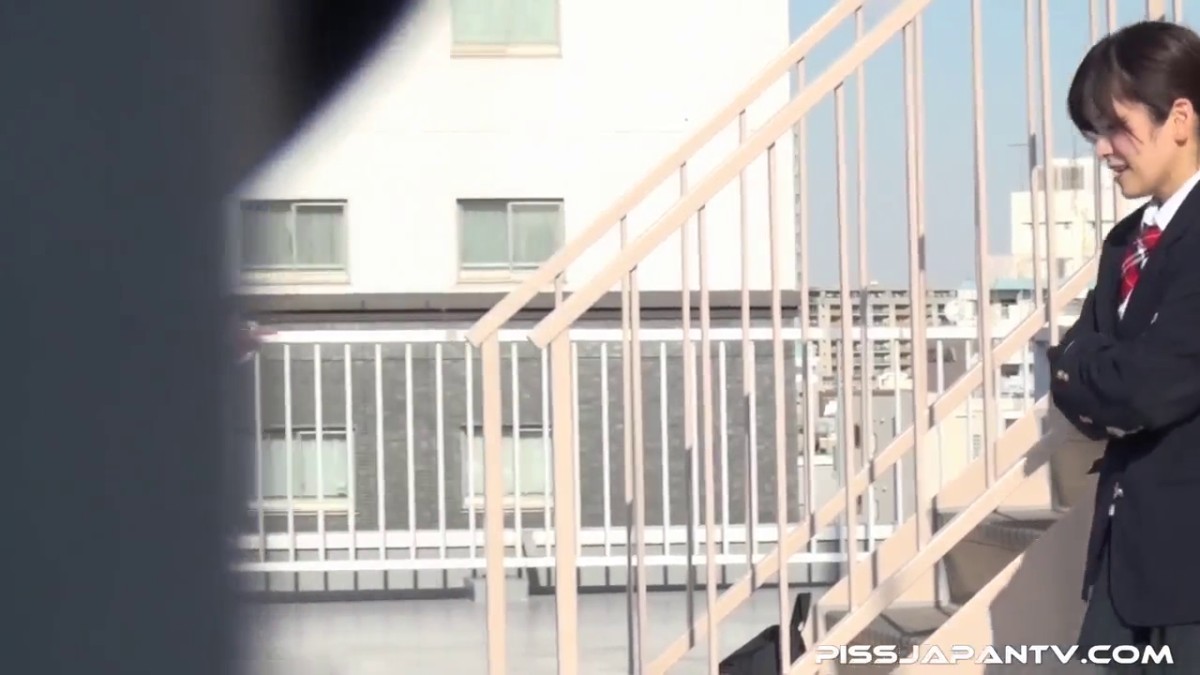 盗站最新流出题材类作品一群年轻身穿校服的学生妹放学不回家户外花样小解比赛看谁尿的远尿的多