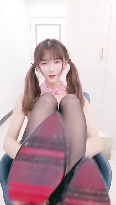 【清纯系18小虎牙萌妹】爸爸快用JB操我，年龄不大骚话很多，撩起短裙无毛一线天，炮友掏出大屌认真舔，浴室洗澡湿身诱惑