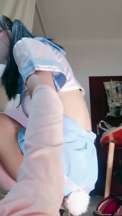 双马尾18小萝莉！小小年纪超会玩！美腿白丝站立尿尿，超嫩粉穴假屌后入，翘起屁股顶级诱惑