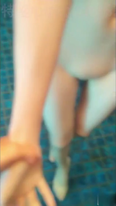 最新极白虎福利姬『皮皮娘』VIP定制剧情-萝莉少女泳池戏水被尾行 抓住双马尾无套内射