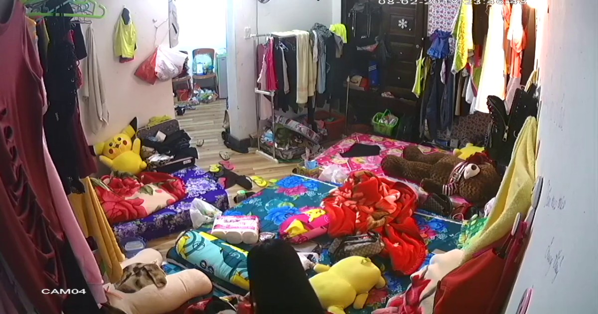 破解家庭摄像头偷拍几个合租房的妹子我的乖乖这几个妹子是干什么的房子乱成这样也不收拾一下