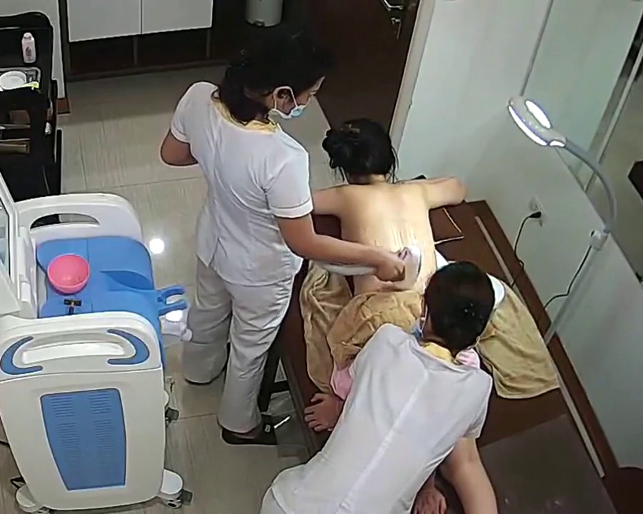 最新美容院几个美女少妇私处护理监控画面泄露流出 少妇私处护理后挺干净 老公肯定喜欢 高清1024P原版收藏