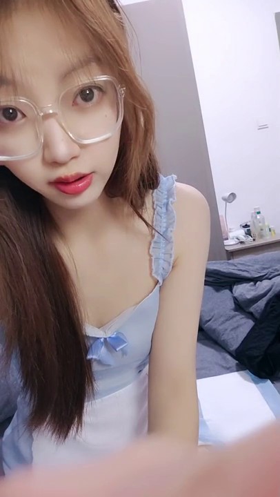 19岁颜值嫩妹【小呆梨】第二弹，初恋脸，爽玩道具，掰逼自慰，白虎嫩穴，奶子挺2