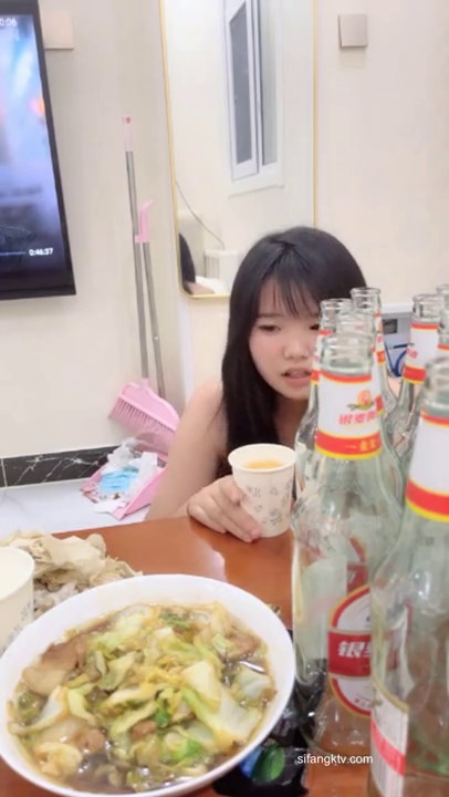 【19岁的小影】喝醉酒被强上，灌肠爆菊花屎都给干喷出来2