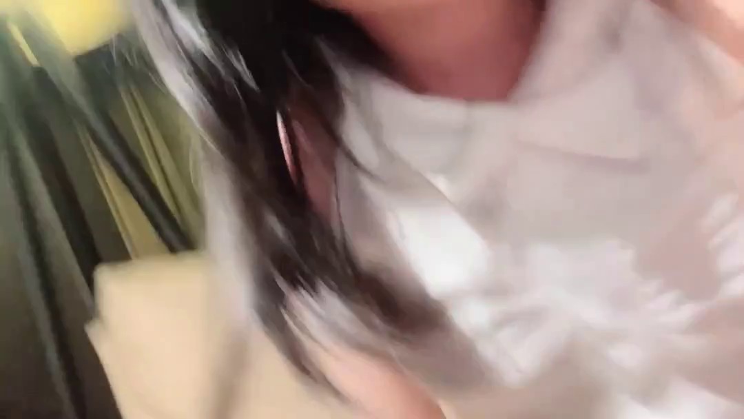 19岁广州人气萝莉~【京鱼儿】童颜巨乳 深夜抠B神秘男观看！1