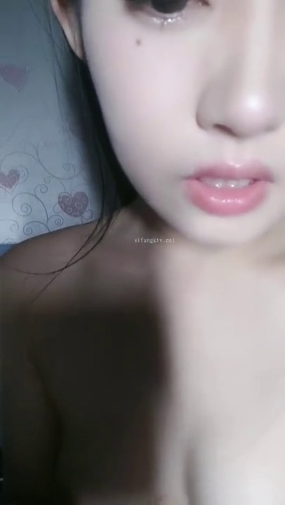 爸爸抱甜美可爱，19岁美少女！【爸爸抱】，害羞的掰开屁屁，给兄弟们看自己的隐私部位，绝美校花女神，难得的尤物刺激