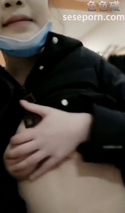 滴士司机带着萝莉主播柠檬KTV门口勾搭了几个社会小青年开房淫乱其中一个喝高了的乱说话