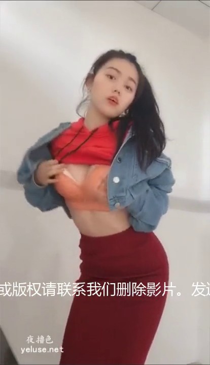 高颜值在校女大学生校园里玩露出自拍，颜值奶子皮肤都不错，露出到一半有人来了，玩的就是心跳