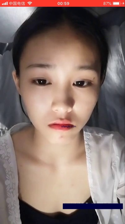 高三处女漂亮嫩妹子，在宿舍不方便说话，夜深人静偷偷漏超嫩乳房赚外快