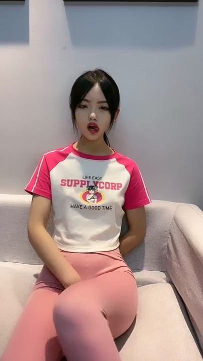 平台人气爆棚的萝莉女主播又漏水了激情演绎，给小哥深喉大鸡巴撅着屁股抠逼，无套抽插白虎逼对着窗外浪叫