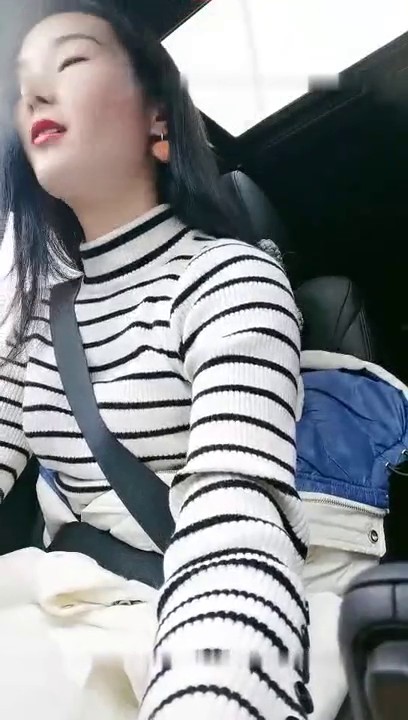 喜欢户外玩勾引环卫大爷摸屁股 桥洞下脱下裤子逼逼塞着跳蛋非常淫荡 很是诱惑喜欢不要错过