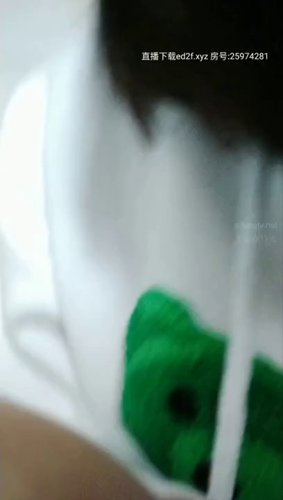 【淫乱眼镜娘】杭州大二学生，深夜街头勾引陌生人，到公厕脱光口爆，场面刺激淫荡，真是个小骚货