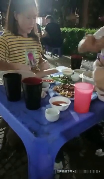 野狼出击边境县城 两个老铁搭讪隔壁台吃宵夜的小姐勾搭上了带回家 口交操逼