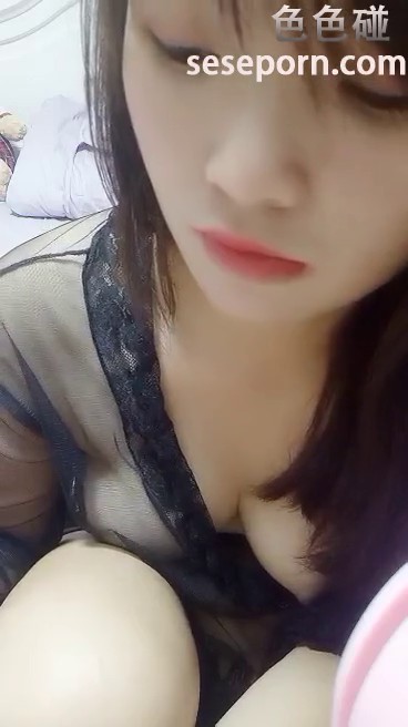 可爱的小美眉挺会套路网友礼物的说自己会很多姿势看她的粉逼我怀疑她还是处