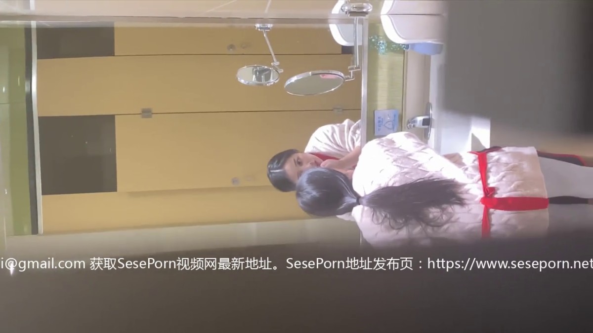 商场女厕偷拍 长的很漂亮的美女服务员