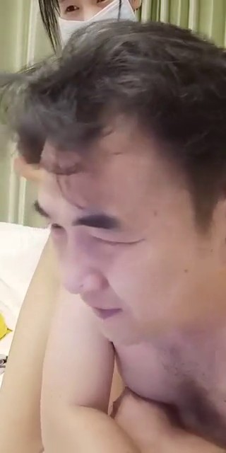 中年大叔人老心不老，玩弄年轻小媳妇，露脸直播舔鸡巴爆操，无毛骚逼很是性感，貌似内射看大叔都快干不动了还玩呢