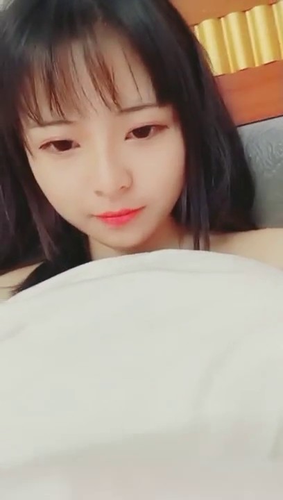 高颜值童颜巨乳妹子双人啪啪 舔硬后入抽插男的几下就软无法满足只能舔 很是诱惑不要错过