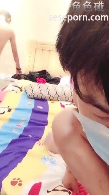 2男2女90后年轻人4P啪啪啪直播太牛了像国产A片录制现场妹子都挺嫩其中一个阴毛非常少一线嫩BB对白清晰