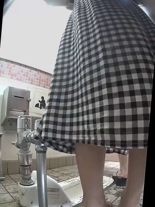 【洗澡更衣偷拍】 多场景冒死偷拍美女学生妹洗澡换衣服2-2