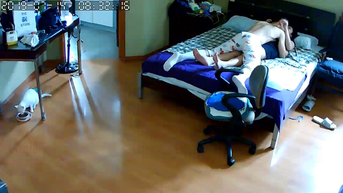 家庭摄像头破解偸拍年轻小夫妻打晨炮真空睡觉的白嫩娇妻抬起一条腿侧身啪啪深插射完起床准备上班