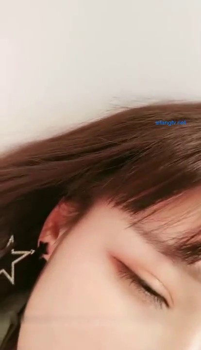 高颜值短发萌妹子【KIKI】跳蛋自慰喷水，无毛粉穴塞入震动呻吟娇喘非常诱人，很是诱惑喜欢不要错过