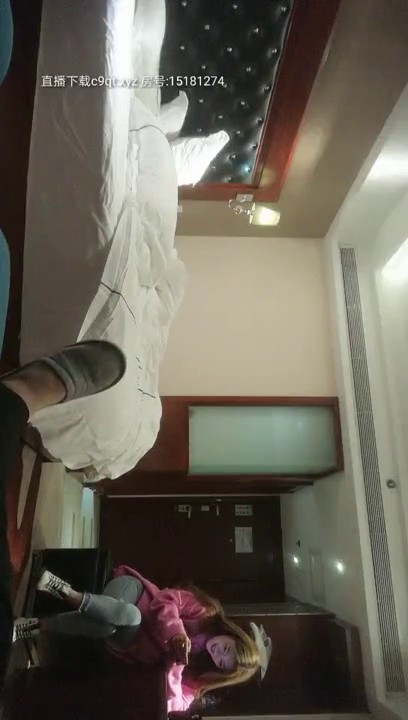 2020.2.10【全国大学生良家模特】疫情严重都被困，东北小伙约到漂亮老乡来啪啪，颜值高身材好淫水湿裤裆，亲得叭叭响