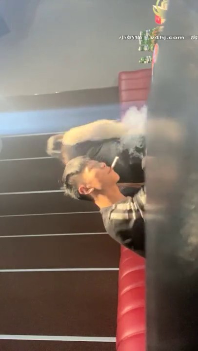 2020.11.25，每晚搭讪大神，专供KTV【KTV勾搭骚女现场搞】喝酒唱歌聊天，气氛到了包间脱光开始搞，音乐灯光烘托下格外刺激