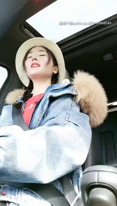 2020.2.16【金莲小仙女】重庆妹子到农村挑战露出，挑逗得大叔控制不住想摸逼，野外撒尿露出大白肥臀，掰穴发骚