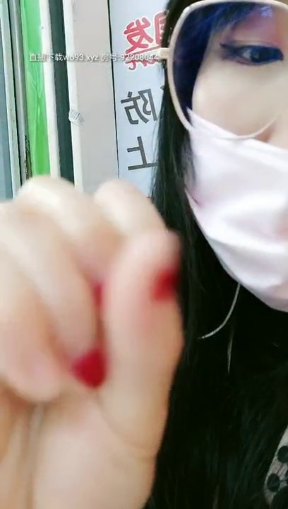 2020.2.17【英语老师艾拉】逼里塞跳蛋，逛家乐福超市，中途都出水了，勾搭小伙儿回家啪啪，又嗲又骚软妹子，小穴水多被啪得一塌糊涂