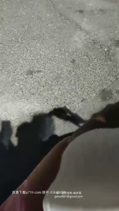 2020.8.20，夏日夜晚，凉风习习，【草草00】小萝莉挑战户外街头露出，野战3P，粉嫩大胸鲍鱼，玩得就是这份心跳