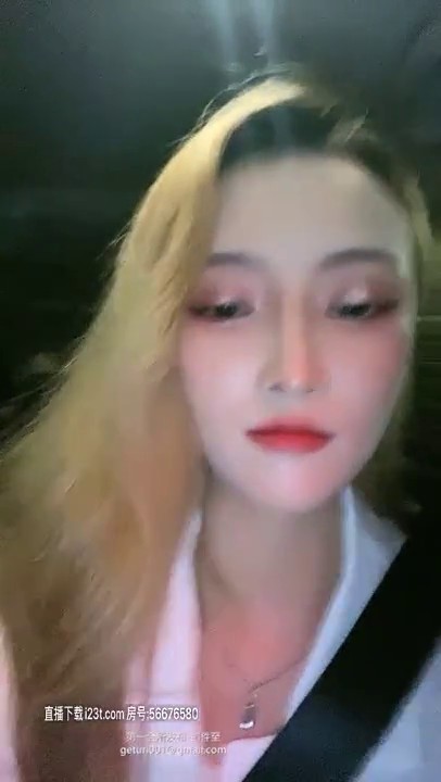 2020.8.3，风骚御姐网吧勾搭游戏小伙，【人间水蜜桃】美女尤物当前，小伙果断关机驱车登门啪啪，粉嫩鲍鱼美乳长腿，狂干高潮无套