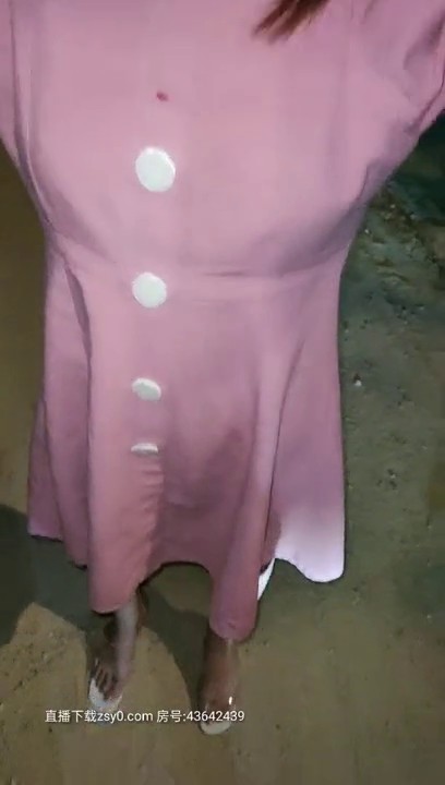 2020.9.3，夏日夜晚，坐标南昌，【草草00】河边露出美丽少女酥胸，四下无人直接后入，野战真是紧张刺激