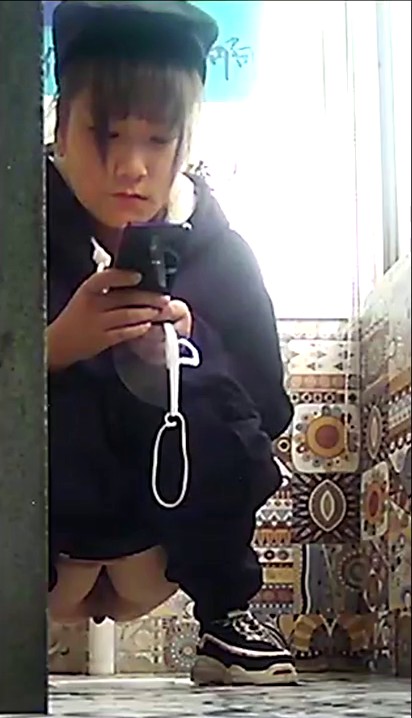 2021三月新流出厕拍大神酒吧全景无门女厕偷拍，清一色年轻小姐姐第10季几个逼毛浓密性感的兼职学妹