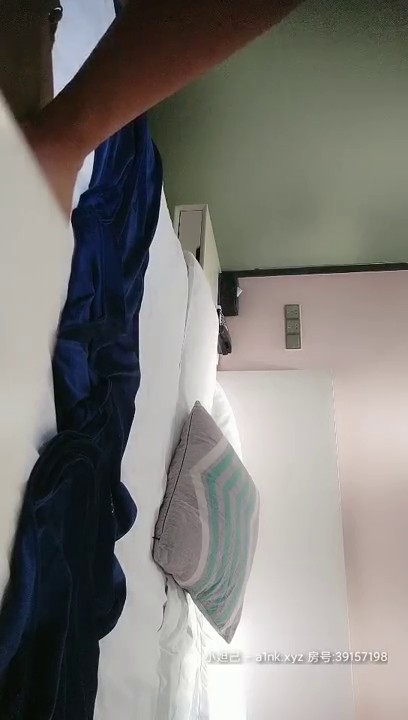 2021.3.14，【花和尚探花】KTV唱歌喊了个公主陪侍厕所直接开炮打了一炮不过瘾带回酒店这好像不是公主，是他情人？还是他朋友的老婆