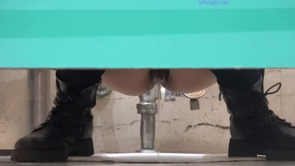 2021三月最新流出极品厕拍潜入《某大型购物中心》女厕偷拍美女尿尿第3季吊着白带的极品稀毛小肥鲍