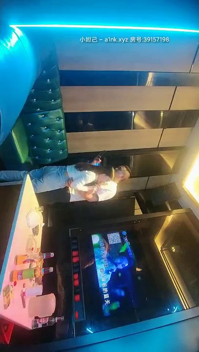 2021.4.11，【老王午夜探花】良家小姐姐，KTV里唱歌饮酒，你侬我侬脱光来一发，极品美乳，俏丽脸庞，强烈推荐