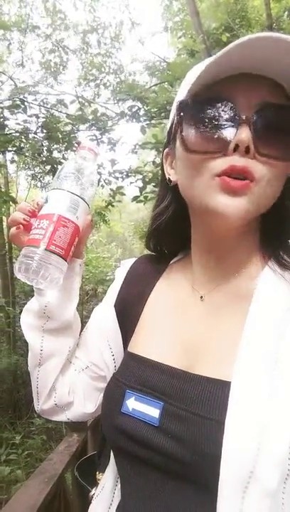 2021.8.18，【渣女来袭】，平台第一人气户外女神，下午到公园，保安大哥也中招，口交啪啪，站着撒尿玩得超疯狂