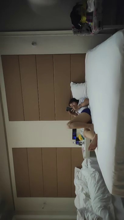 2021.9.15，【老婆姨姐闺蜜换着探花】，一晚上第六炮，小姐姐直播加卖淫，日入过万不是梦，果然是没有耕坏的地，激情香艳不断