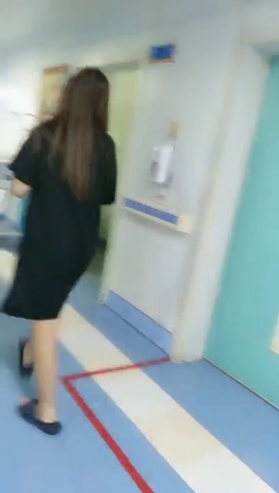 2021.9.5，【豆芽高手】，某三甲医院，神经内科住院部，老父亲卧病在床，小少妇洗手间露出极品美乳，真实刺激