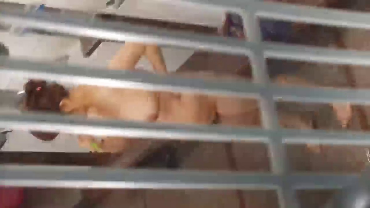 2021十月最新浴室水电维修工躲在排气窗偷窥女浴客洗澡非常刺激