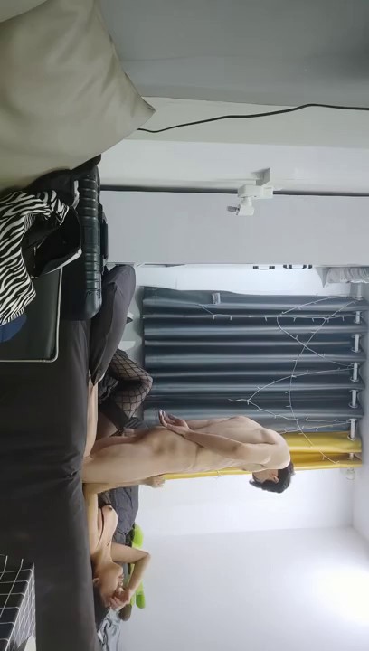 【無水印原版---超清新片速遞】2022.1.7，【麻辣王子】，良家00后小女友，这次让她穿上黑丝，一夜干不停