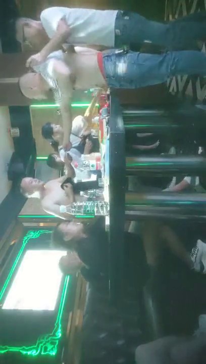 2022.10.1，【换妻之旅】，欢度国庆，史诗级大制作，四对夫妻相约KTV，饮酒高歌情色游戏1