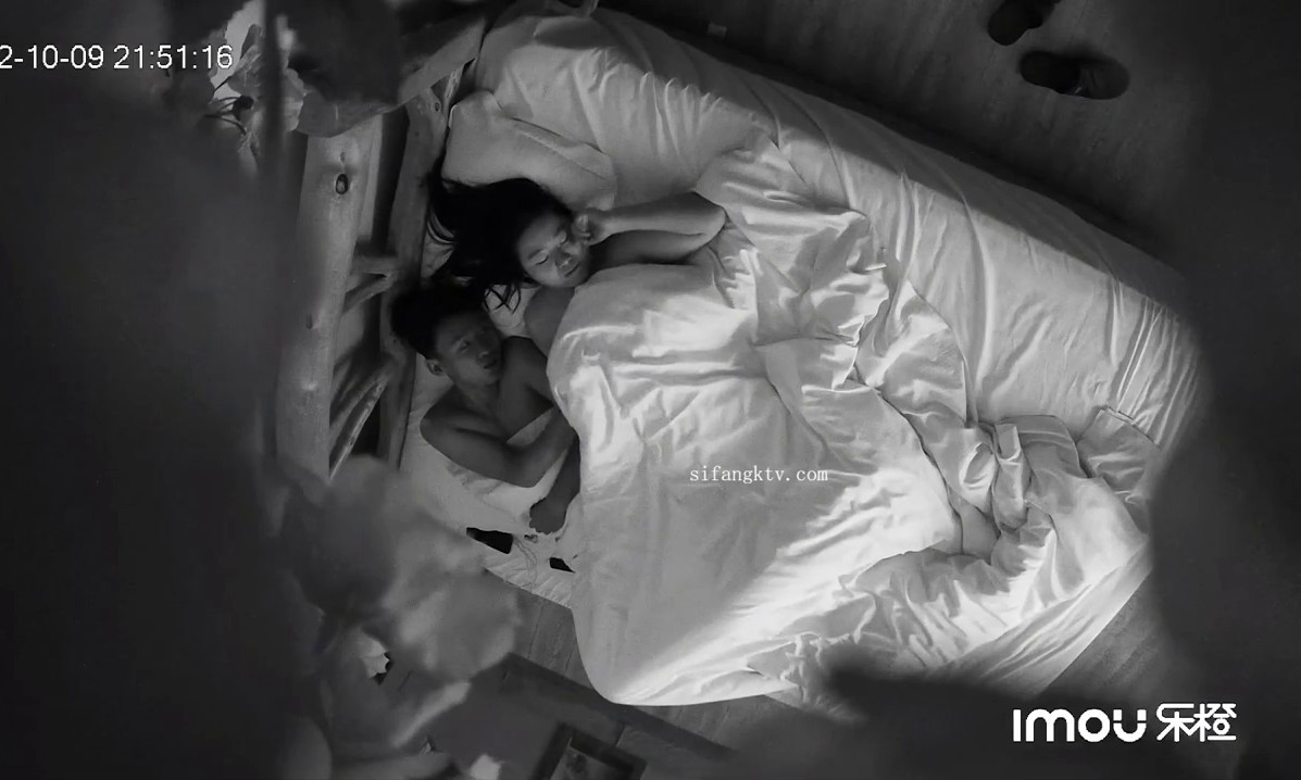 2022-10-9新流出乐橙酒店花房偷拍 大学生情侣白天没课开房厮混一天一夜