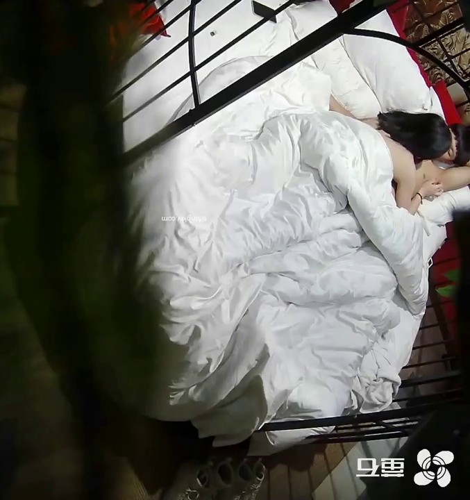 2022-2-萤石云酒店鸟笼房偷拍中午不回家吃饭的学生情侣开房啪啪干完叫两个兰州拉面吃吃