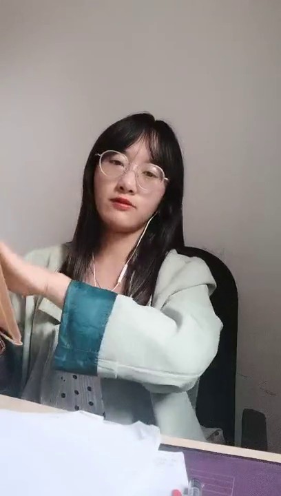 【無水印原版---新片速遞】2022.3.29，【老师不是湿】，真实小学语文老师，欠了网贷黄播，洗澡，撒尿刺激2