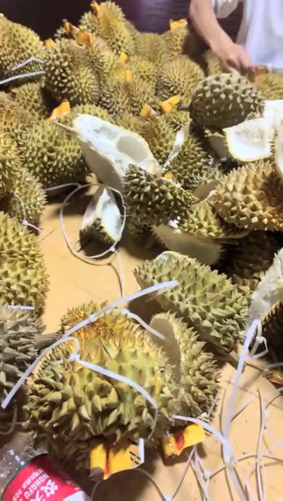 2022.6.18，【周导演员海选】，夏日集结众多美女，淫窟内玉体林立，街头买榴莲 周导演员海选-20220617235625